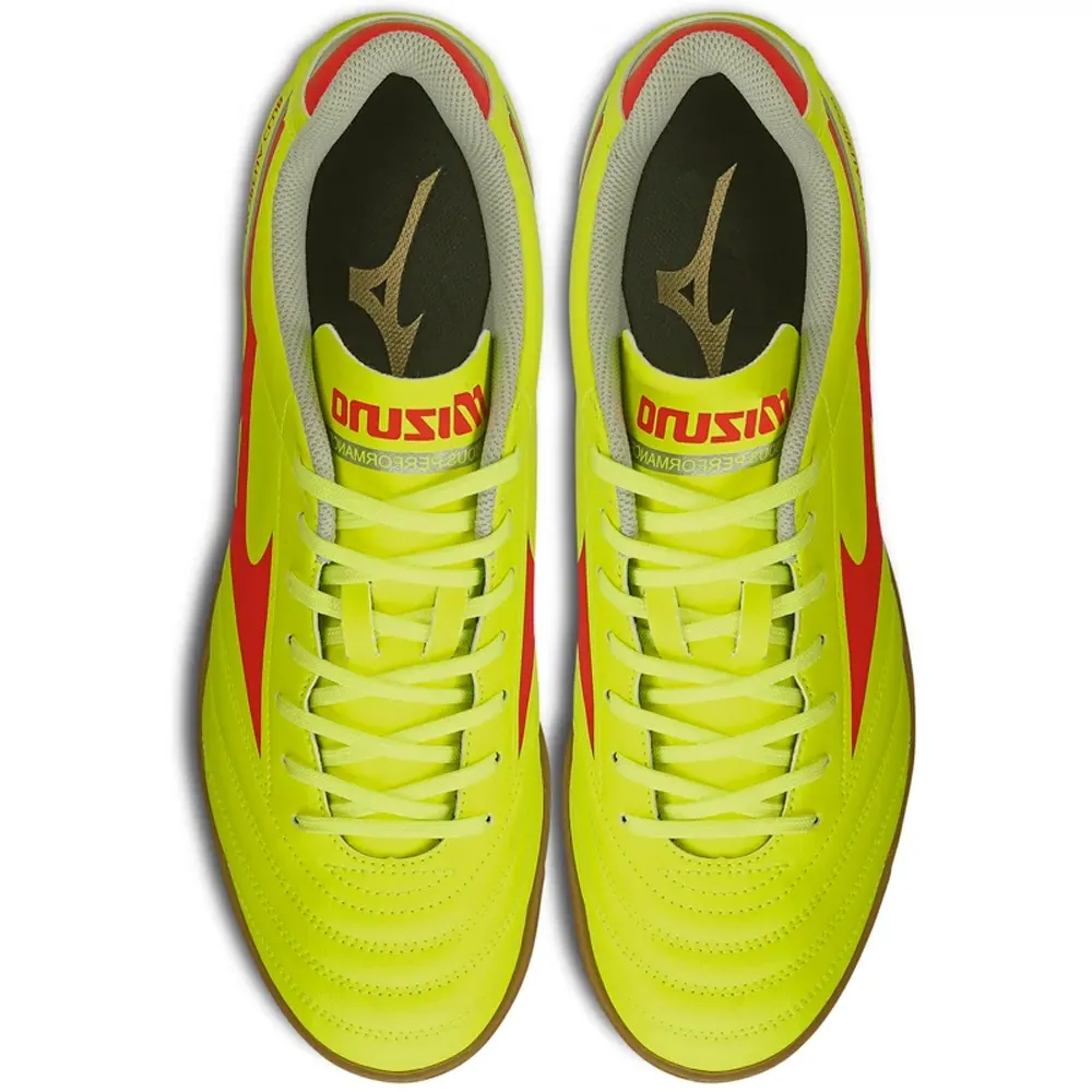 Chuteira Mizuno Morelia Club masculina amarela neon vista lateral com design esportivo